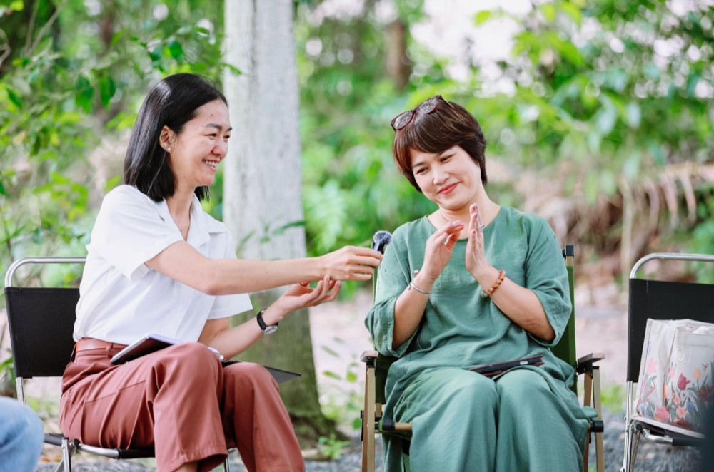 Chị Diệu trò chuyện coaching cùng học viên giữa thiên nhiên